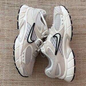 Nike Women’s V5 RNR Shoes